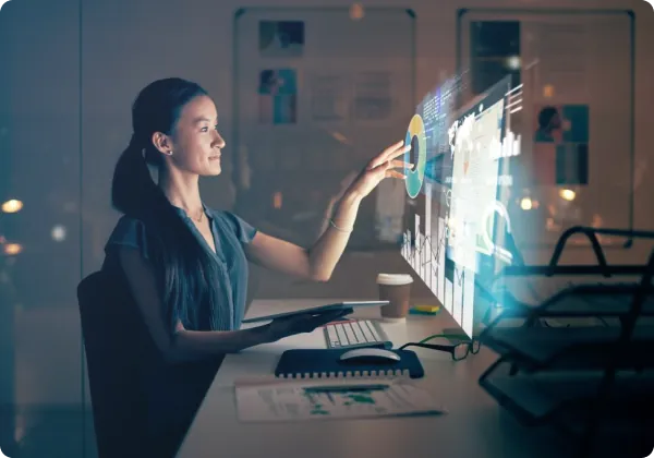 Mulher interagindo com painel digital de dados no escritório