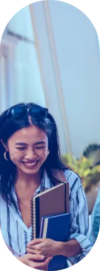 Estudante sorrindo com cadernos nas mãos