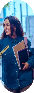 Estudante sorrindo com cadernos e mochila