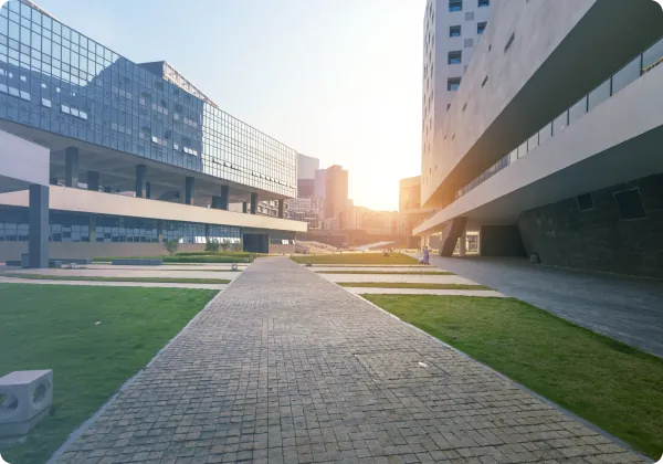 Área externa entre prédios modernos ao pôr do sol