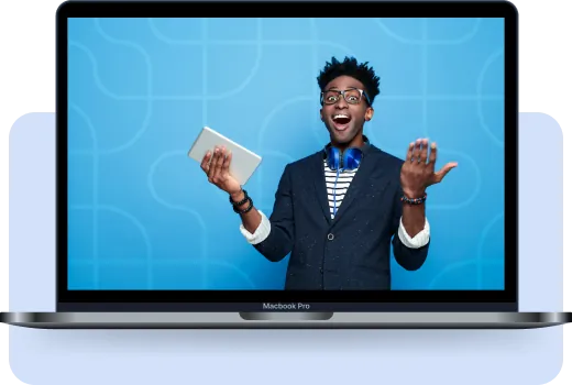 Estudante animado segurando um tablet, na tela de um notebook