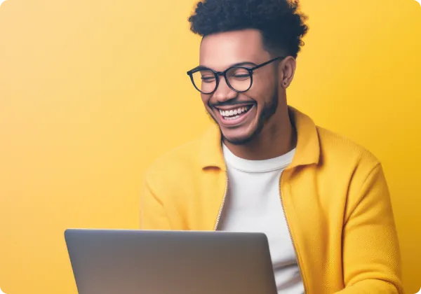Homem sorrindo usando notebook
